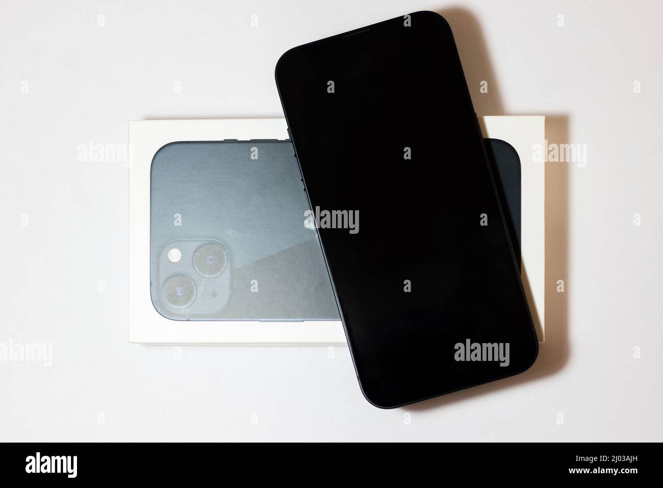Varsavia, Polonia - 10.26.2021: Nuovo iPhone 13 mezzanotte Foto Stock