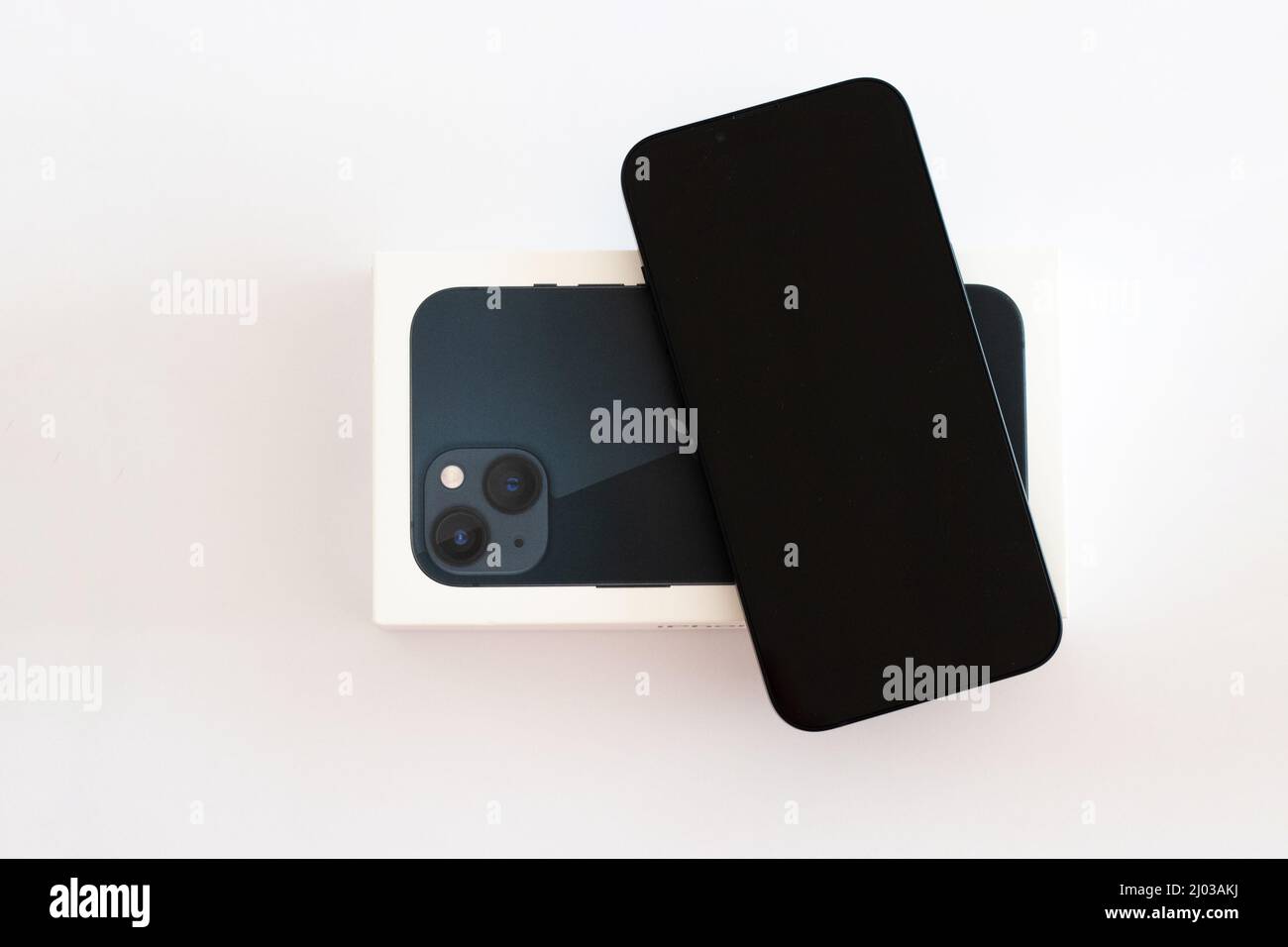 Varsavia, Polonia - 10.26.2021: Nuovo iPhone 13 mezzanotte Foto Stock