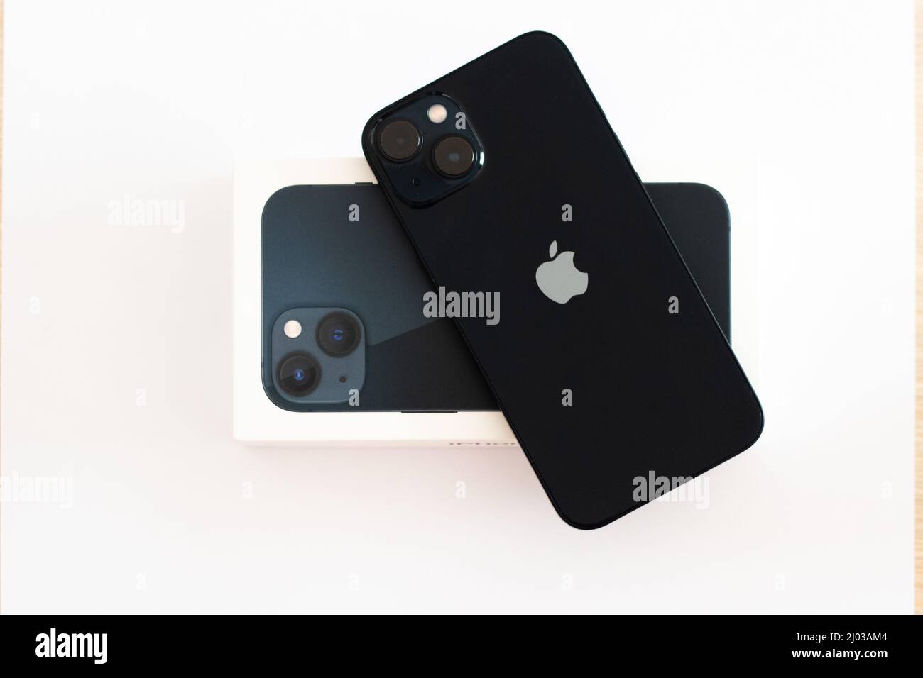 Varsavia, Polonia - 10.26.2021: Nuovo iPhone 13 mezzanotte Foto Stock