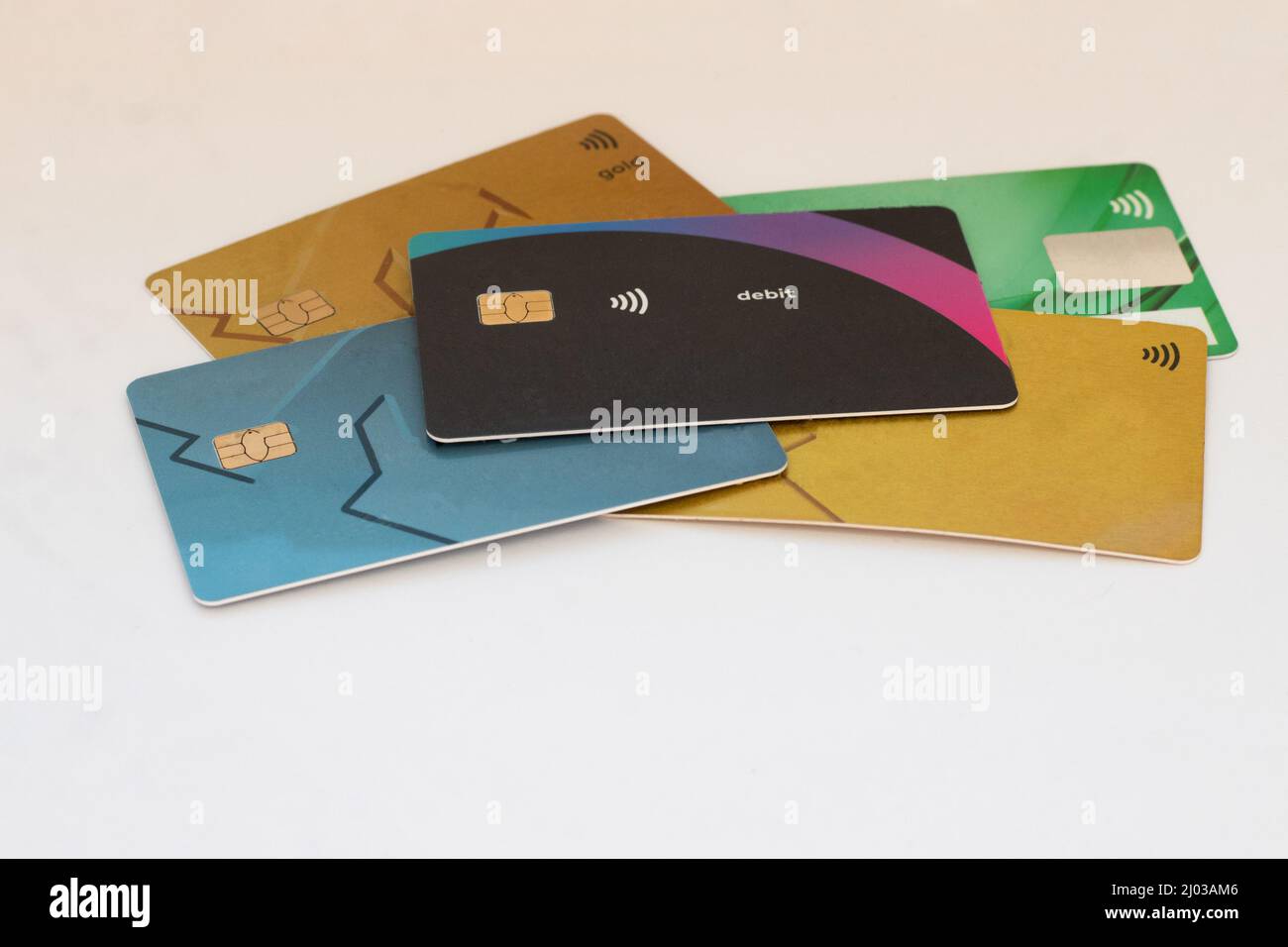 Carte bancarie per pagamenti senza contanti su sfondo bianco isolato Foto Stock