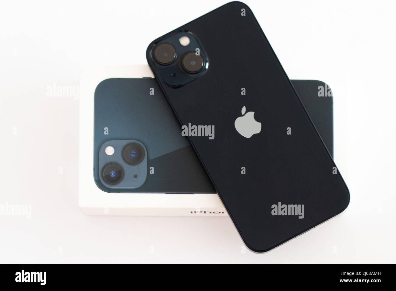 Varsavia, Polonia - 10.26.2021: Nuovo iPhone 13 mezzanotte Foto Stock