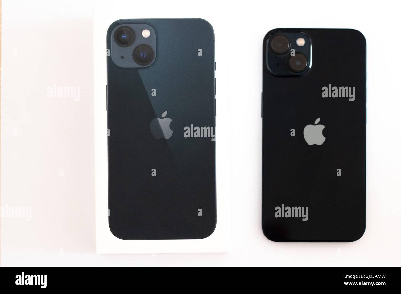 Varsavia, Polonia - 10.26.2021: Nuovo iPhone 13 mezzanotte Foto Stock