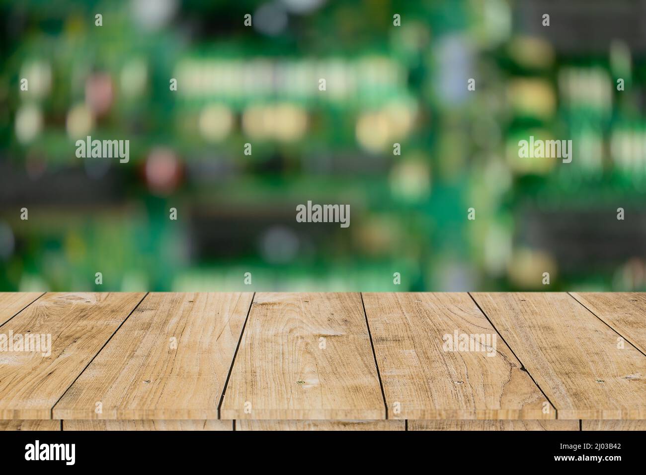 blur scheda elettronica a circuito stampato con spazio da tavolo in legno per montaggio prodotti sfondo pubblicitario. Foto Stock