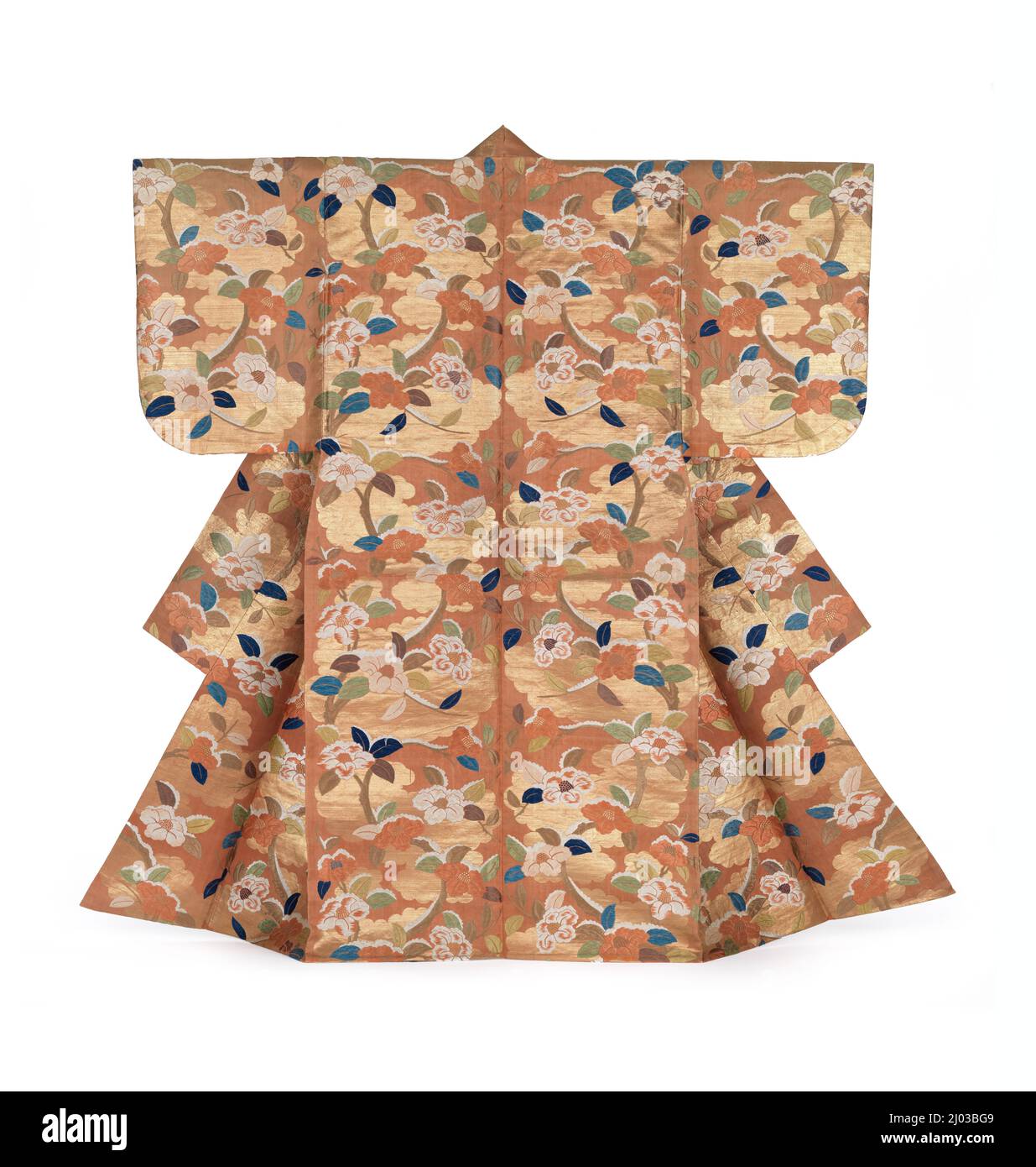 Spettacolo di Noh Robe per personaggio femminile (Karaori) con camelie coperte di neve e nuvole. Giappone, periodo Edo (1615-1868), 18th secolo. Costumi; abbigliamento principale (corpo intero). Twill di seta con trama supplementare in filo di carta seta e dorata Foto Stock