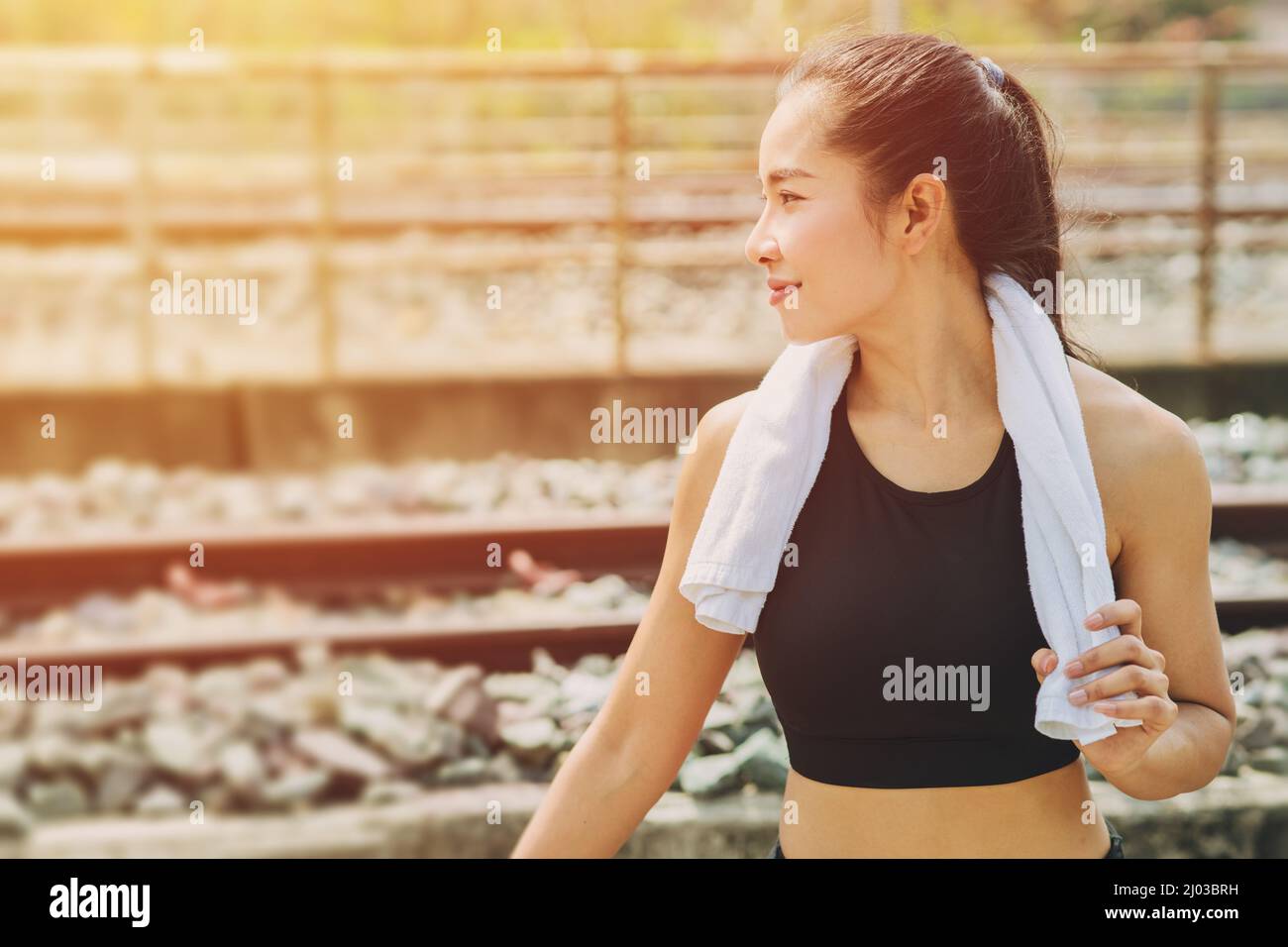 donne sano stile di vita felice sorriso all'aperto. Protezione solare cura della pelle per persone sportive concetto. Foto Stock