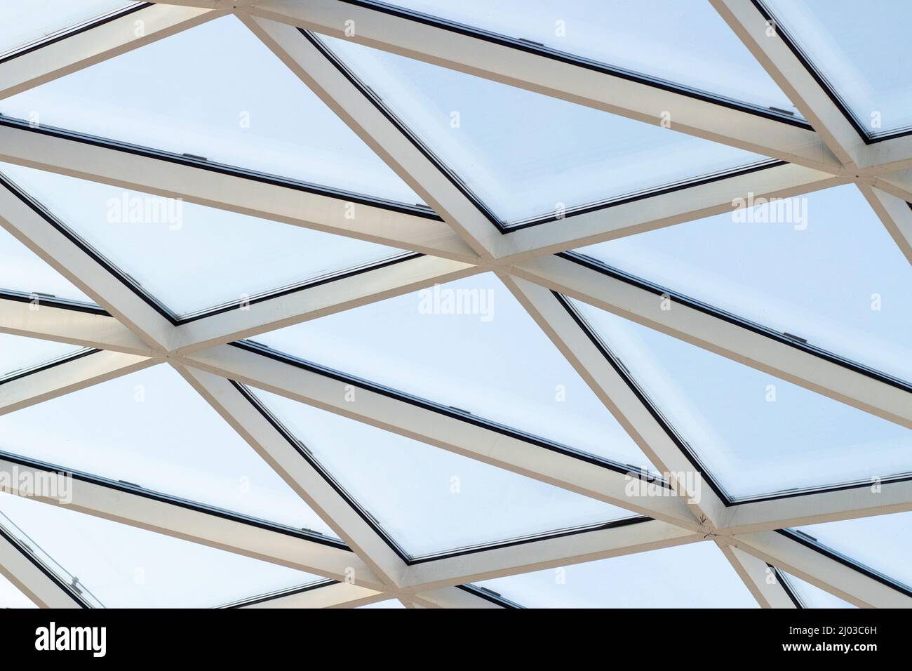 Un frammento di una cupola di vetro sul tetto dell'edificio. Cupola geometrica in vetro. Moderna architettura a soffitto Foto Stock