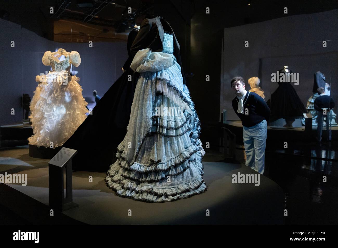 V\u0026 A Exhibition Mascolinities: The Art of Menswear, un uomo che guarda il  vestito indossato da Harry Styles progettato da Alessandro Michele per Gucci  Foto stock - Alamy