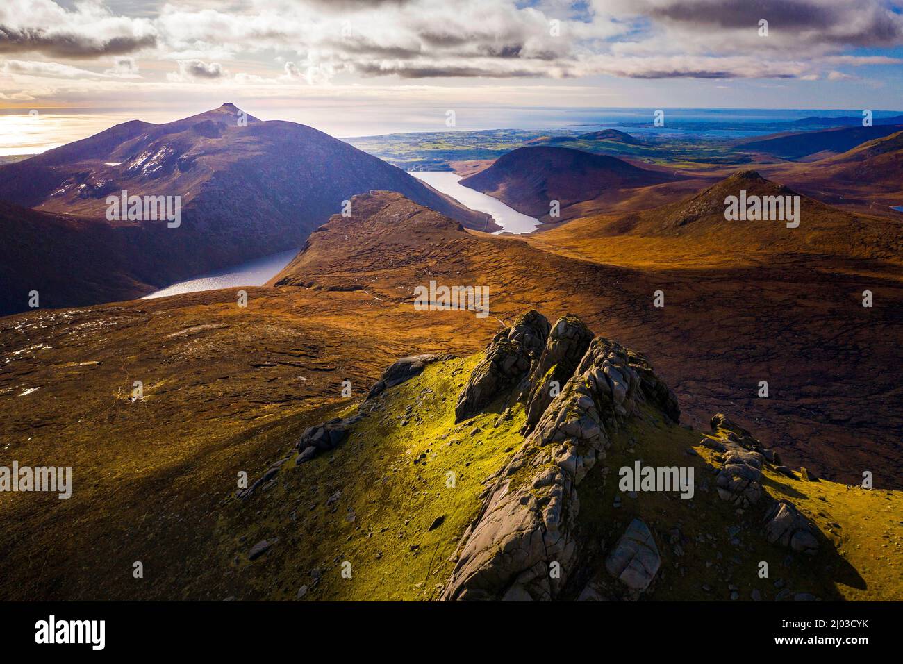 Antenna delle montagne di Mourne, guardando verso Slieve Binniano, Silent Valley, ben Crom Reservoir, Doan, Bearnagh, County Down, Irlanda del Nord Foto Stock