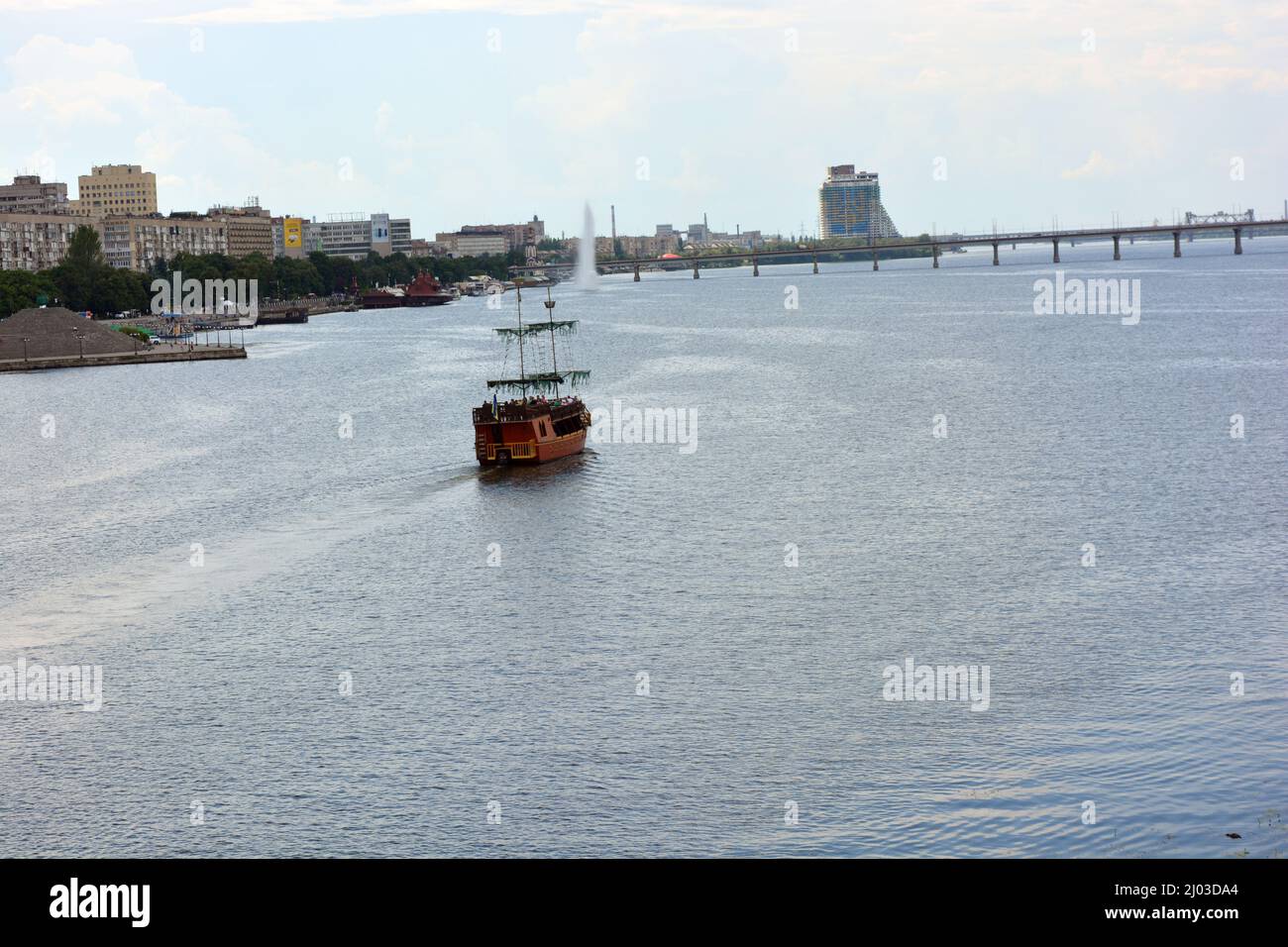 Clima colorato sulla città di Dnipro, Ucraina. Immobili insoliti, splendidi edifici colorati a più piani, architettura piacevole, alberi verdi. Foto Stock