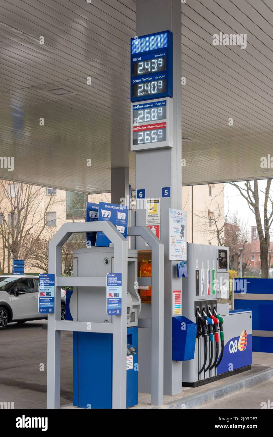 Fossano, Italia - 11 marzo 2022: Pompa benzina carburante Q8 distributore di benzina con visualizzazione dei prezzi del carburante in euro, concetto di aumento del prezzo del petrolio Foto Stock