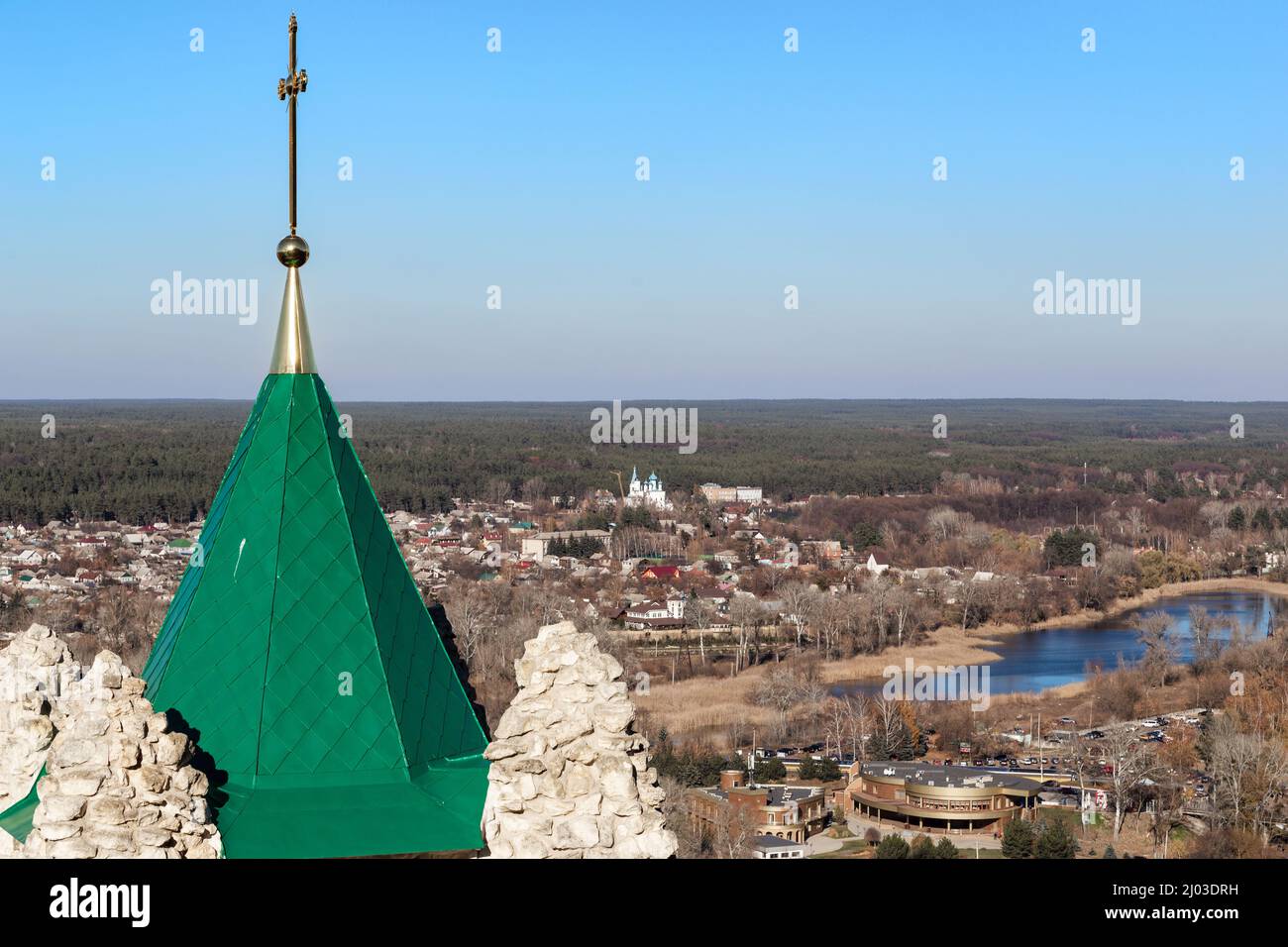 SVYATOGORSK, UCRAINA - 31 OTTOBRE 2021: Questa è la cupola di quella della cappella della Lavra Svyatogorsk, che sorge sulle colline di gesso sopra la sinistra Foto Stock