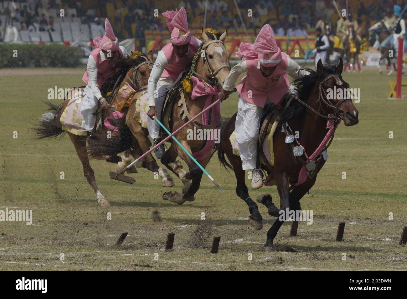 Lahore, Punjab, Pakistan. 12th Mar 2022. I giocatori dell'esercito pakistano mostrano le loro abilità durante il National Horse and Cattle Show 2022 al Fortress Stadium organizzato dal governo del Punjab a Lahore. (Credit Image: © Rana Sajid Hussain/Pacific Press via ZUMA Press Wire) Foto Stock