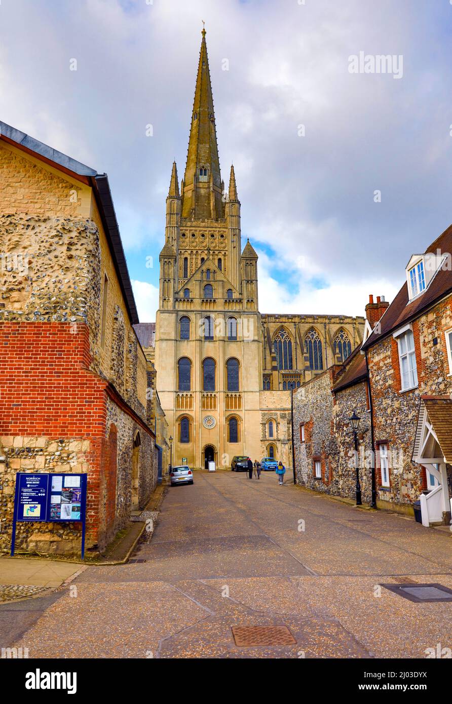 Vista esterna della Cattedrale di Norwich. Foto Stock