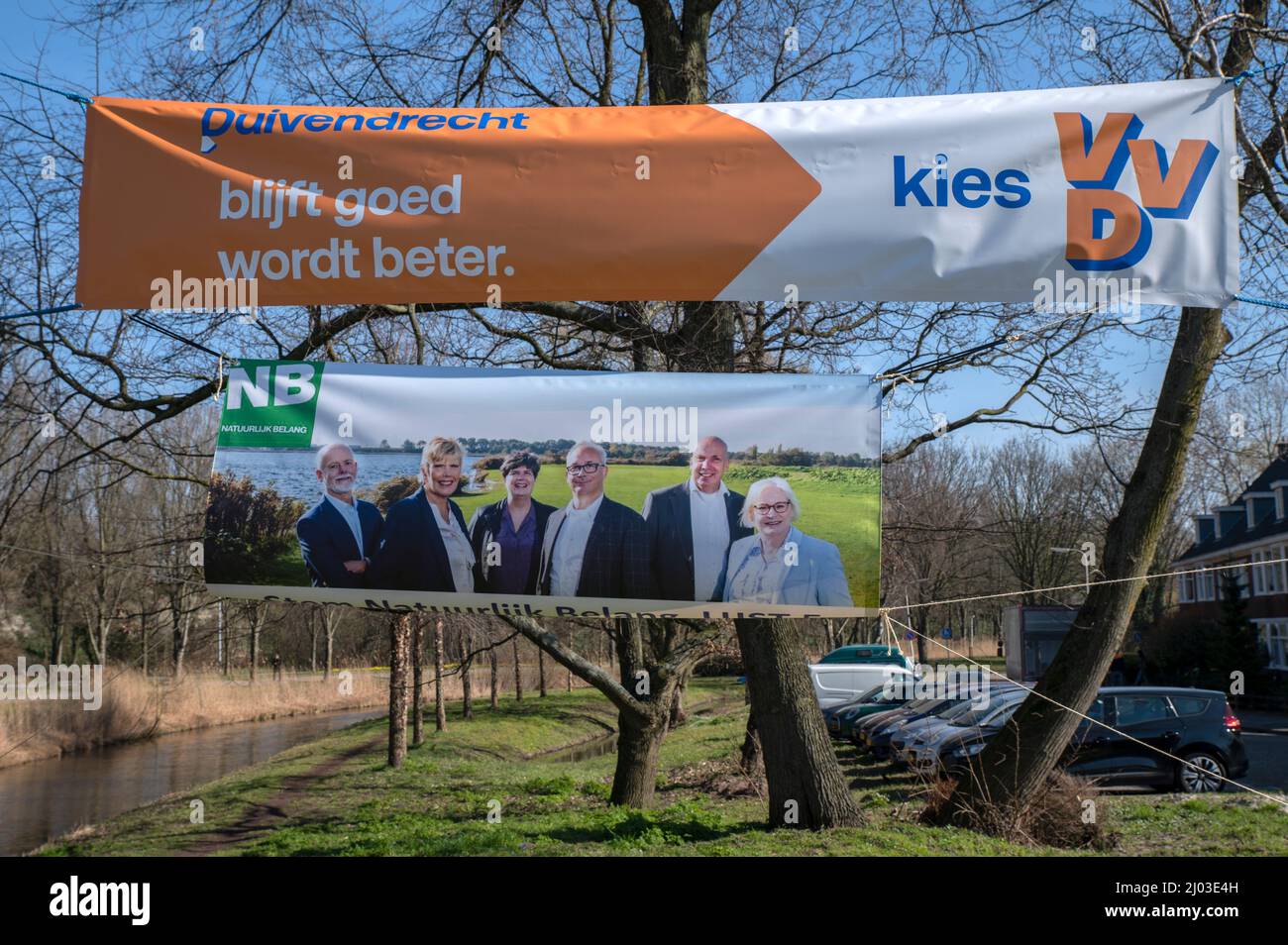 Primo piano due bandiere per le elezioni a Duivendrecht Paesi Bassi 11-2-2022 Foto Stock