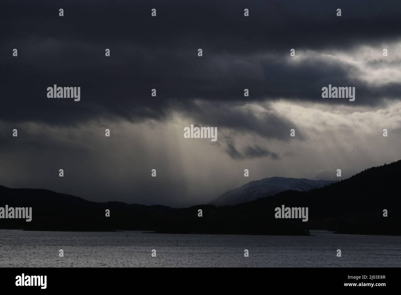 Aus dicken schwarzen Wolken fällt der Regen, als gäbe es kein Morgen. Foto Stock