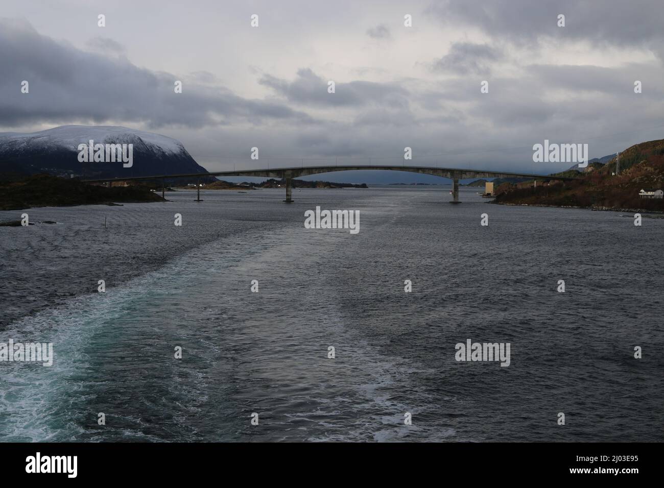 Die Herøybrua („Herøybrücke“) verbindet die Inseln Gurskøya und Leinøya in der westnorwegischen Gemeinde Herøy. Höhe der Brücke 32m Foto Stock