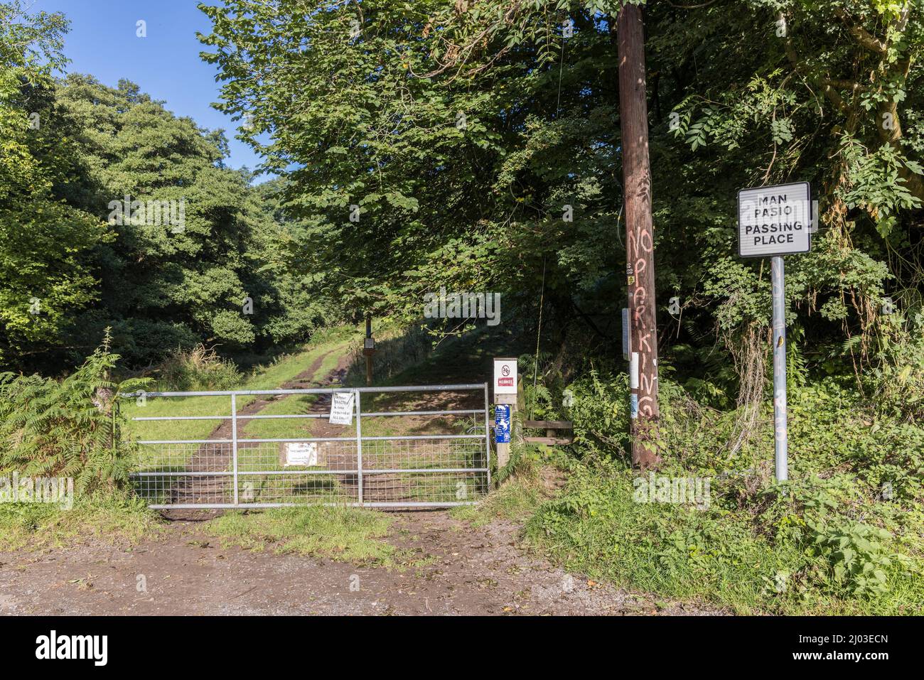 Cartello di passaggio accanto al cancello fattoria e notare che non c'è parcheggio, Black Mountains, Galles, Regno Unito Foto Stock