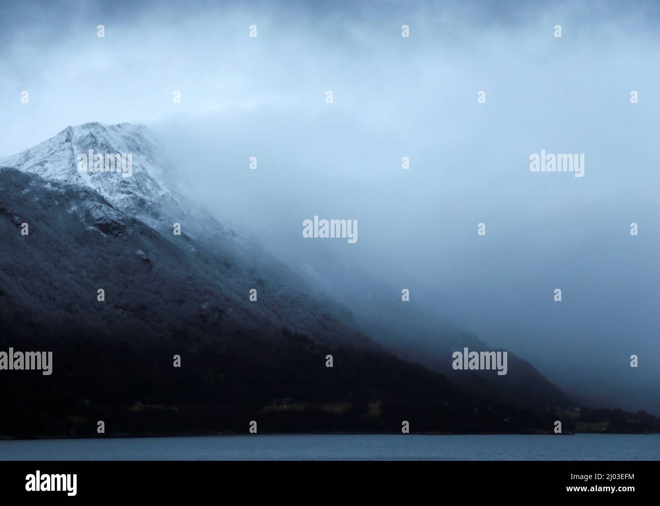 Regenverhangener der Midfjorden Foto Stock