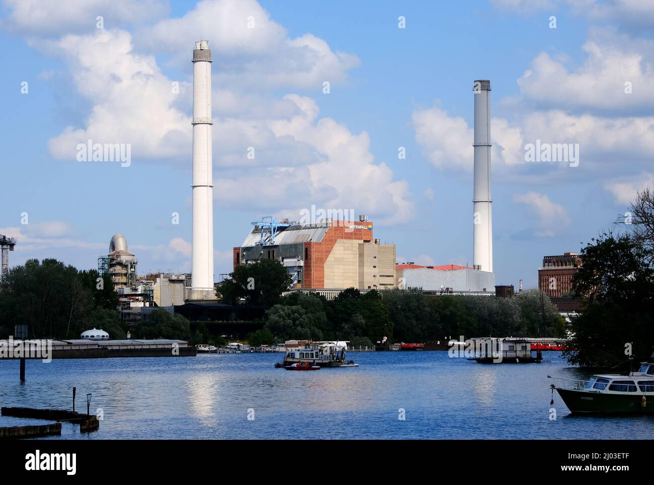 Berlino, Germania, 2 luglio 2021, vista da Plänterwald alla centrale elettrica Klingenberg della società Vattenfall Foto Stock