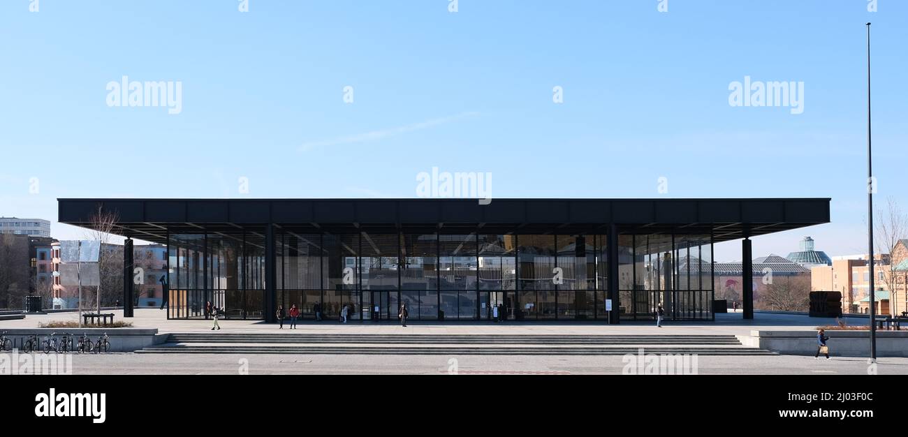 Berlino, Germania, 1 marzo 2022, vista frontale della Nuova Galleria Nazionale di Mies van der Rohe. Foto Stock