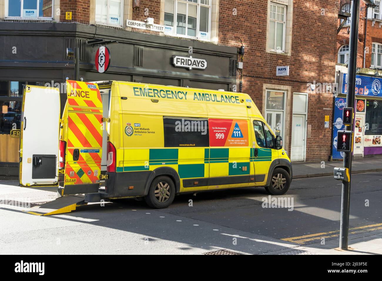 Ambulanza di emergenza su chiamata in High Street Lincoln2022 Foto Stock