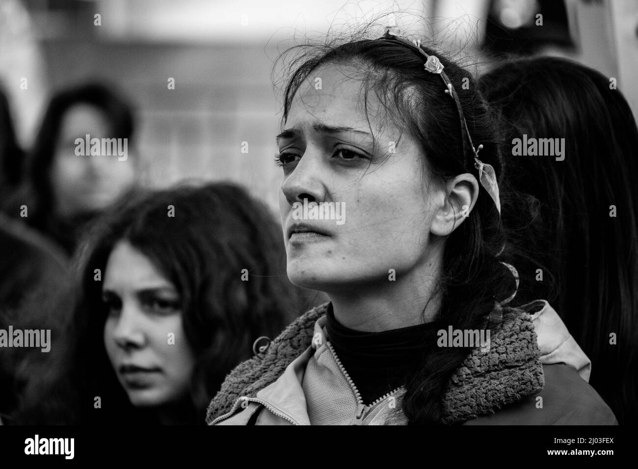 Una donna fuori Downing Street durante le proteste pro-Ucraina, marzo 2022 Foto Stock