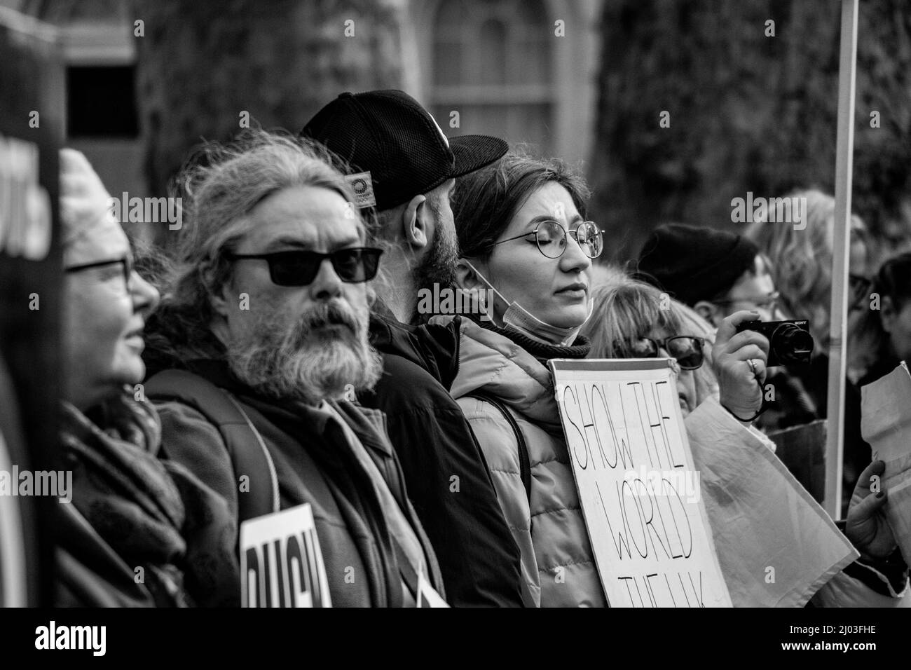 Persone al di fuori di Downing Street durante le proteste pro-Ucraina, marzo 2022 Foto Stock