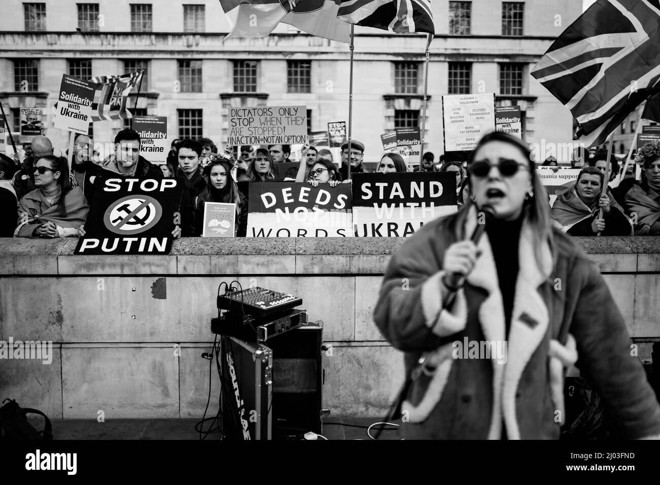 I manifestanti e l'oratore fuori Downing Street durante le proteste pro-Ucraina, marzo 2022 Foto Stock