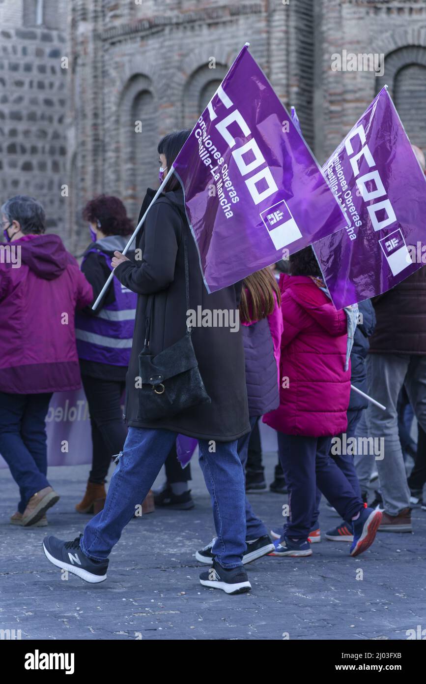 Toledo, Spagna. 8 marzo 2022: Marcia femminista nella Giornata delle Donne nel centro della città di Toledo Foto Stock