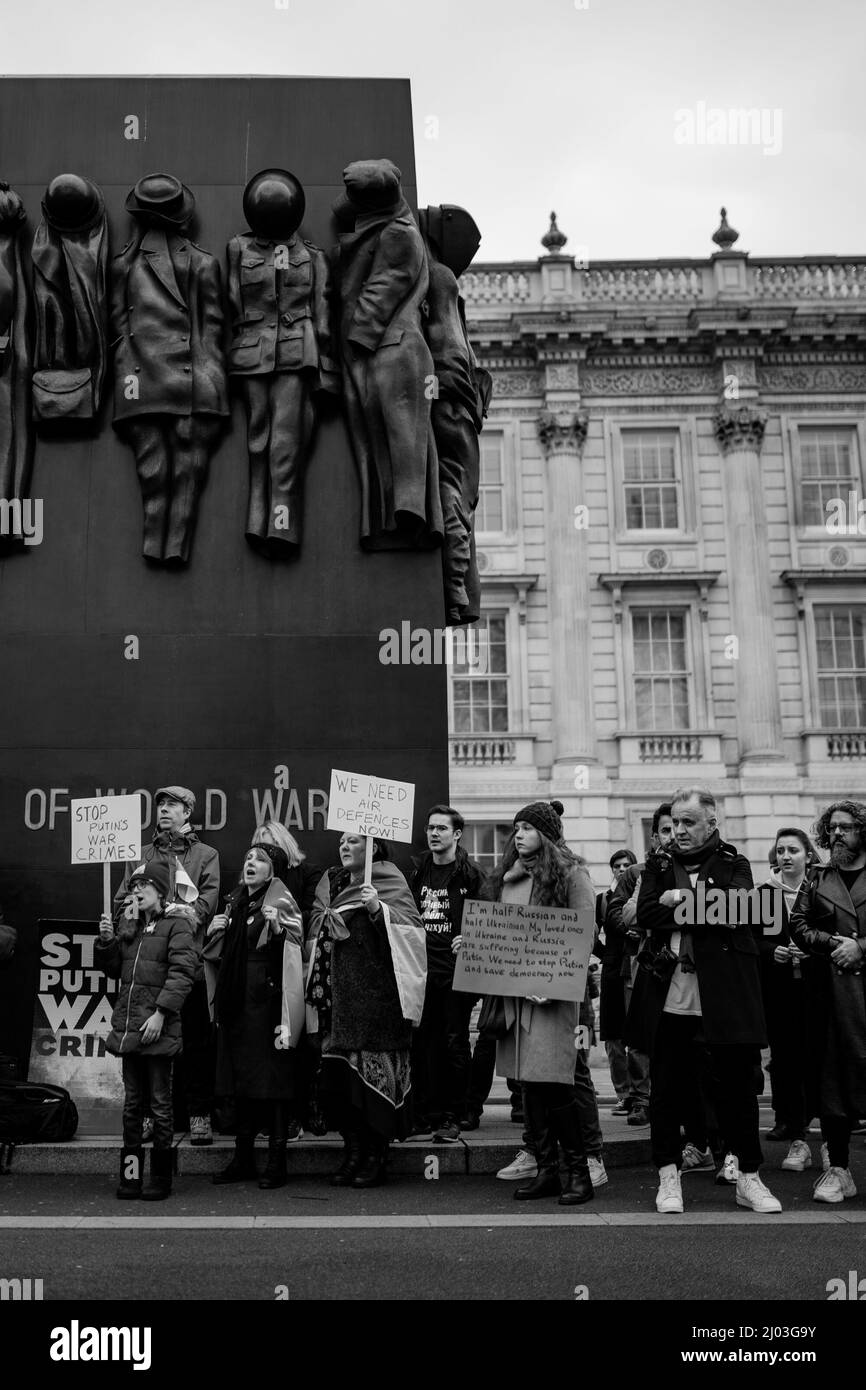 Manifestanti ai piedi del Monumento alle Donne della seconda Guerra Mondiale fuori Downing Street durante le proteste pro-Ucraina, marzo 2022 Foto Stock