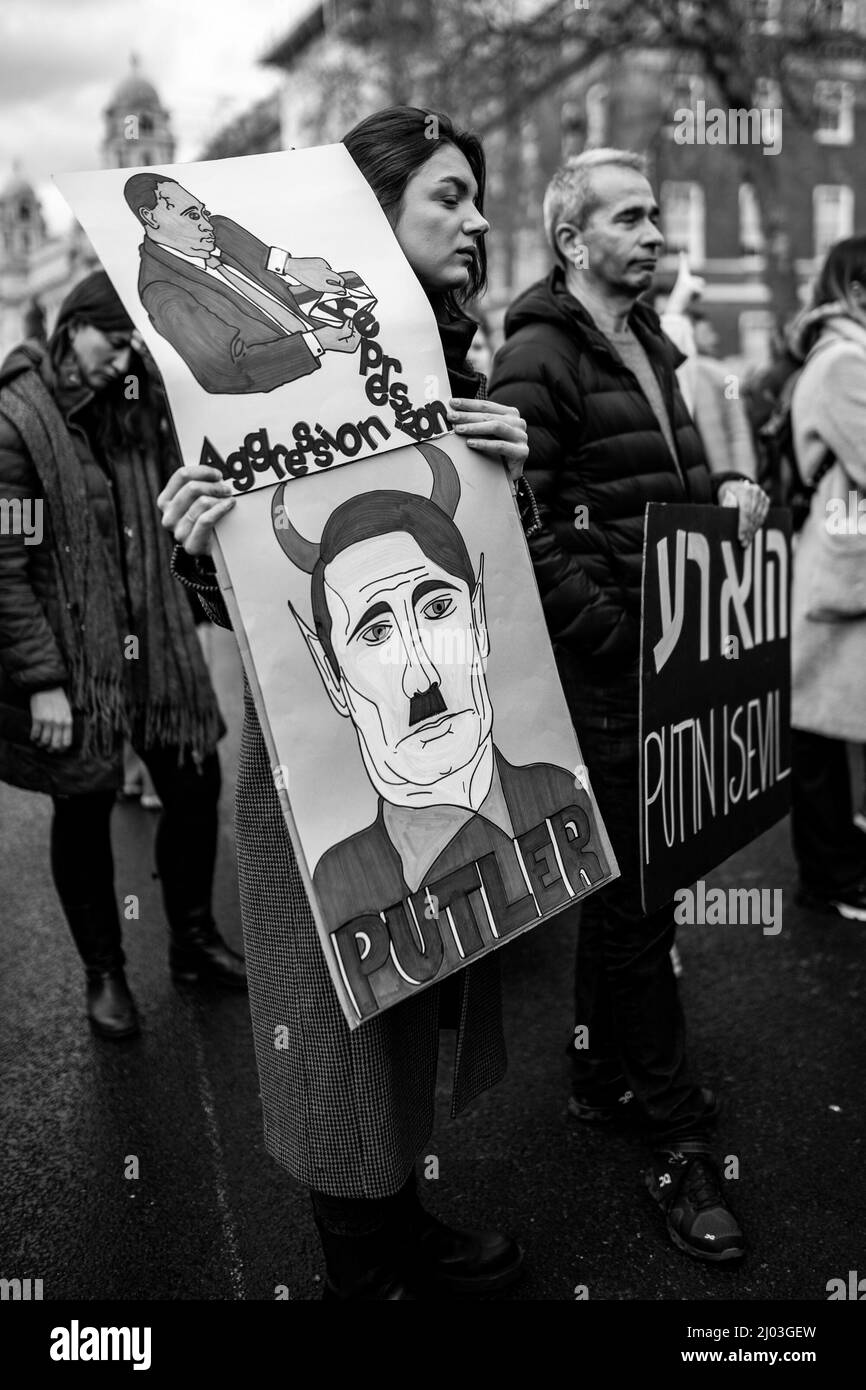 Due persone che detengono cartelli fuori Downing Street durante le proteste pro-Ucraina, marzo 2022 Foto Stock