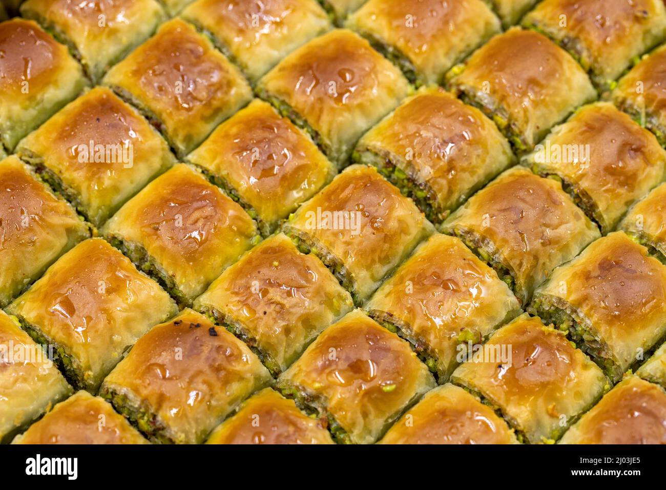 Pistacchio baklava. Sapori tradizionali del Medio Oriente. Nome locale Antep Ozel Fıstıklı Baklava. Primo piano Foto Stock