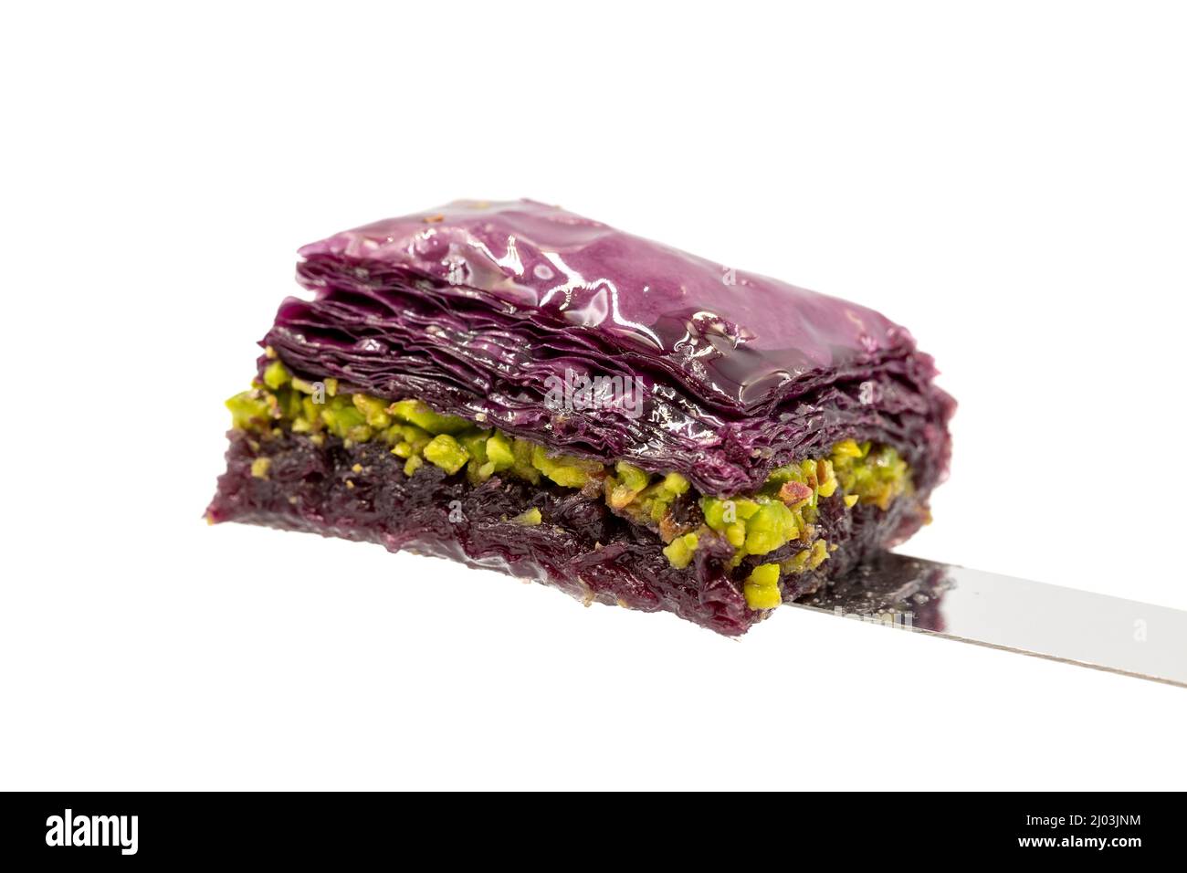 Pistacchio baklava viola (baklava viola). Sapori tradizionali del Medio Oriente. Nome locale Mor Baklava. Primo piano. Foto Stock