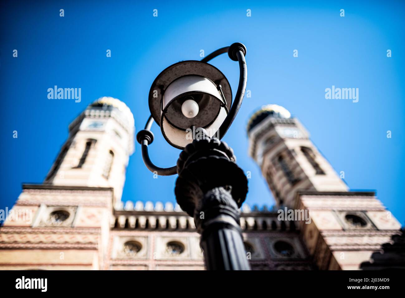 Tipico design di luci per la strada a Budapest - Ungheria, sfondo blu sfocato Foto Stock