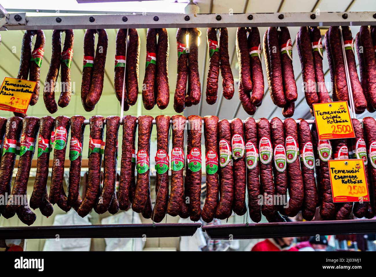 Budapest, Ungheria - Marzo 12 2022: Primo piano delle salsicce tipiche ungheresi, Grande mercato nel centro di Budapest Foto Stock