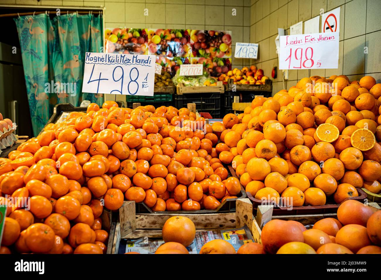 Mercato alimentare nel centro di Budapest, Ungheria (Grande mercato), mercato dei prodotti freschi, primo piano di frutta Foto Stock