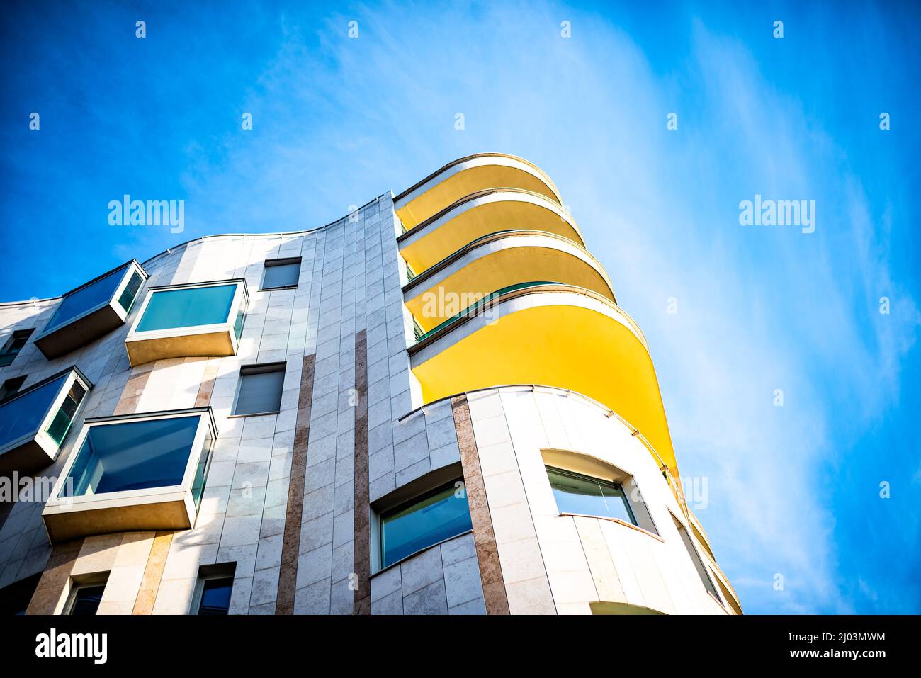 Edificio moderno, stile architettonico contemporaneo, design industriale, dettagli architettonici esterni Foto Stock