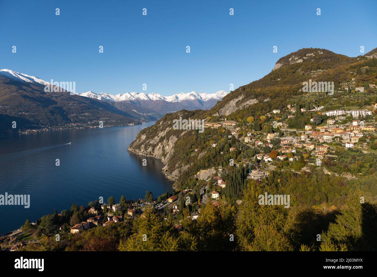 Splendida vista sulla città di Varenna dalla torre del Castello di Vezio Foto Stock