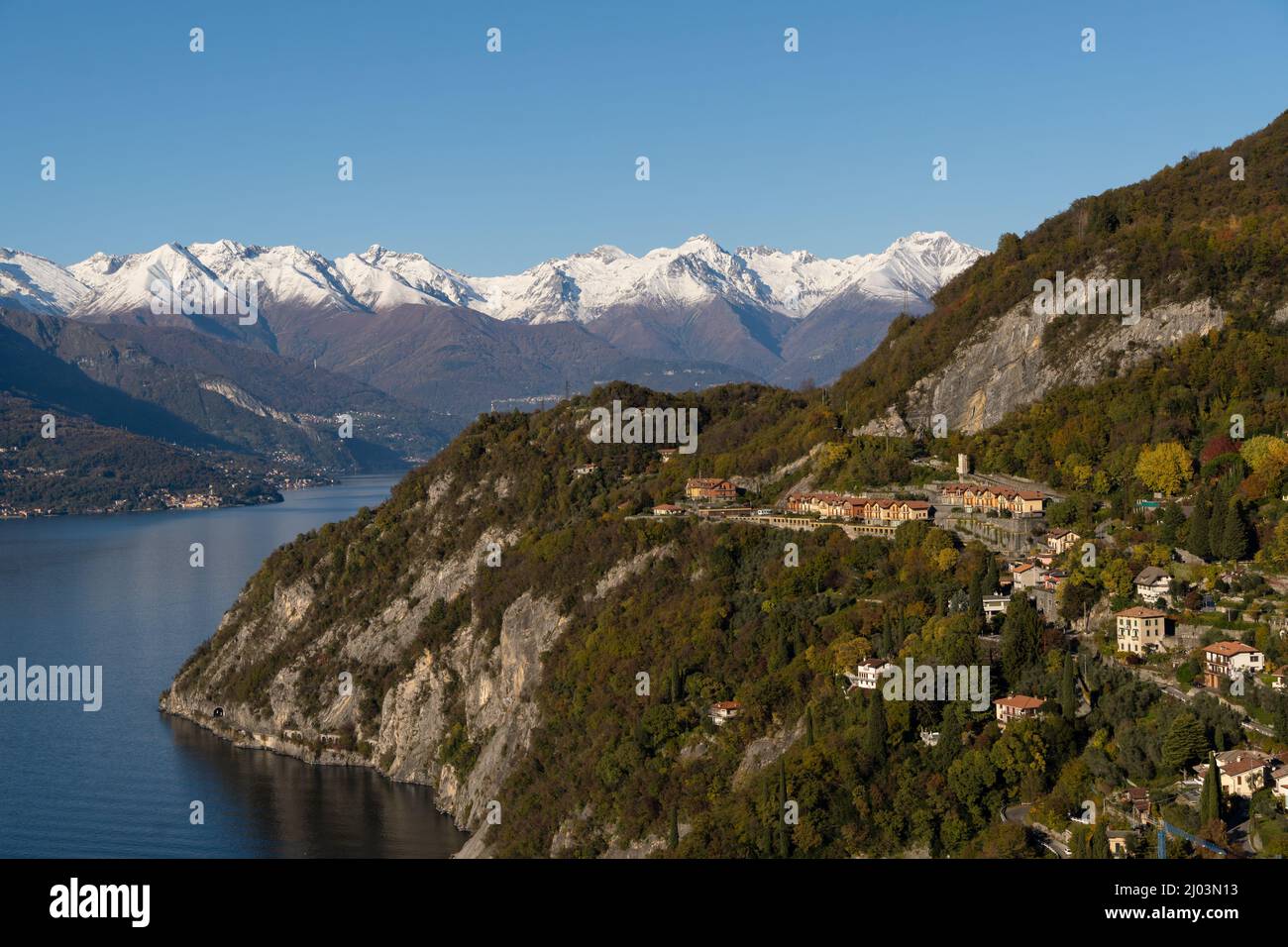 Splendida vista sulla città di Varenna dalla torre del Castello di Vezio Foto Stock