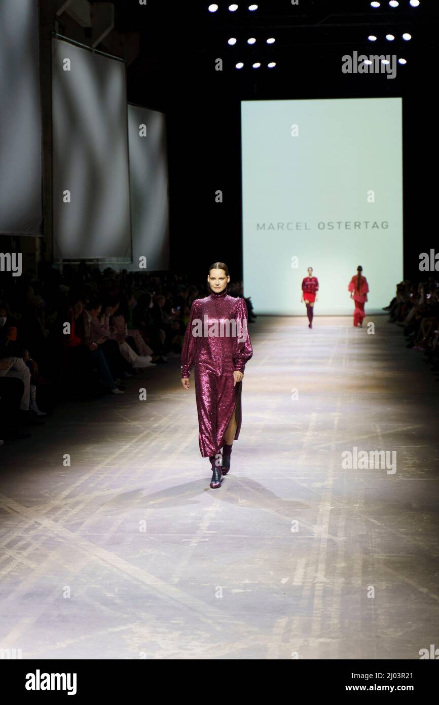 Marcel Ostertag Fashion Show durante la settimana della moda di Berlino Autunno/Inverno 2022. (Foto di Beata Siewicz/Pacific Press) Foto Stock