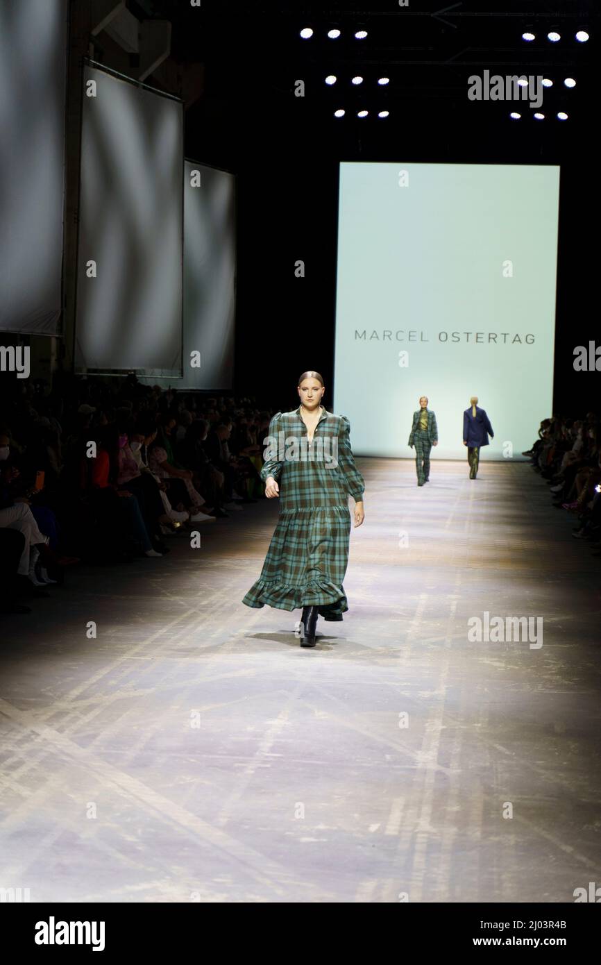 Marcel Ostertag Fashion Show durante la settimana della moda di Berlino Autunno/Inverno 2022. (Foto di Beata Siewicz/Pacific Press) Foto Stock