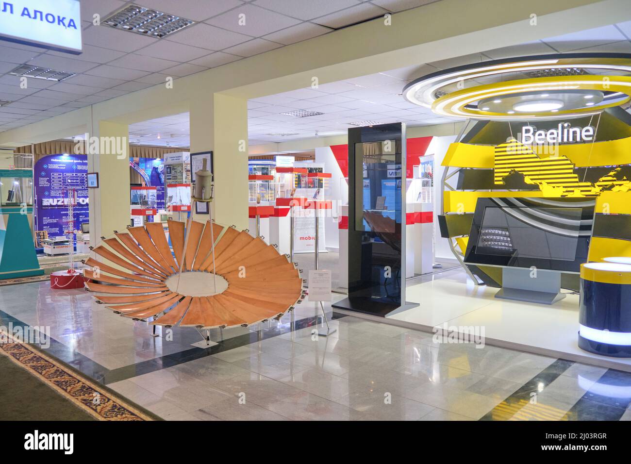 Un display Beeline Communications Providor con parabola. Al Museo della comunicazione di Tashkent, Uzbekistan. Foto Stock