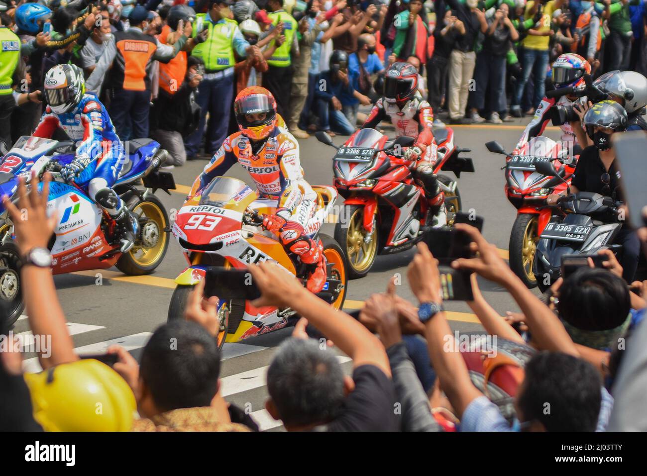 Indonesia. 16th Mar 2022. Il pilota del team Repsol Honda Marc Marquez (#93) e un certo numero di piloti MotoGP hanno partecipato a una sfilata motociclistica nel centro di Jakarta, Indonesia, il 16 marzo 2022. La sfilata rilasciata dal presidente Jokowi è stata una cerimonia in vista del Gran Premio della MotoGP indonesiano questo fine settimana. (Foto di Ahmad Soleh/Sipa USA) Credit: Sipa USA/Alamy Live News Foto Stock