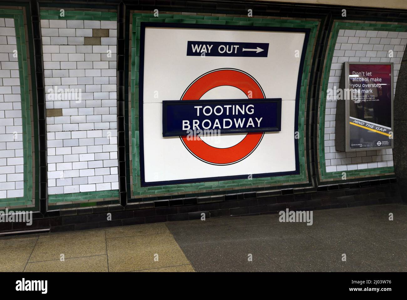 Londra, Inghilterra, Regno Unito. Piattaforma della stazione della metropolitana di Tooting Broadway Foto Stock
