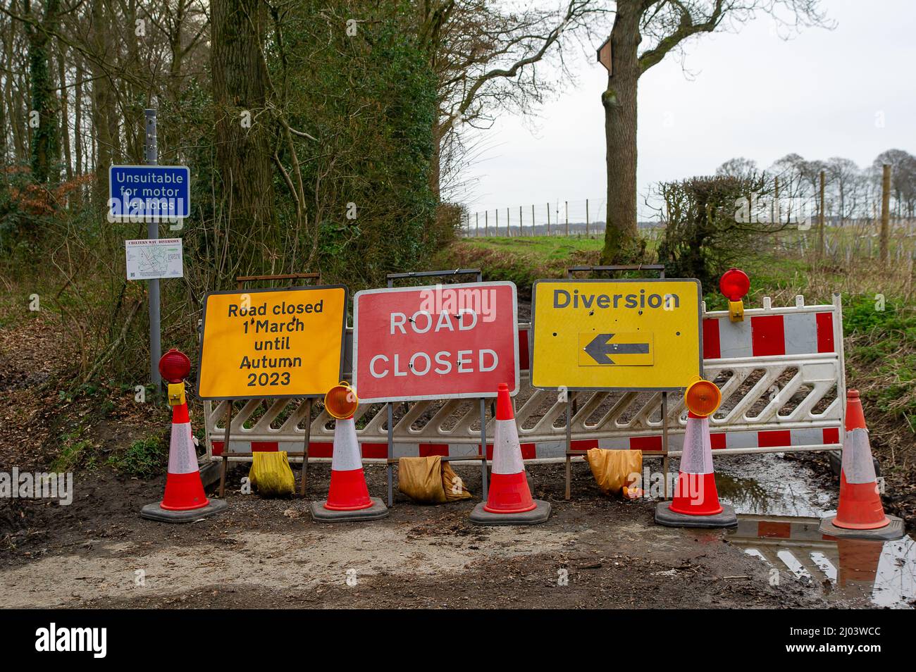 Wendover, Aylesbury, Regno Unito. 15th marzo 2022. Bowood Lane è stato chiuso dal HS2 fino all'autunno 2023, in quanto costruiscono una strada di trasporto nei campi adiacenti. Credit: Maureen McLean/Alamy Foto Stock