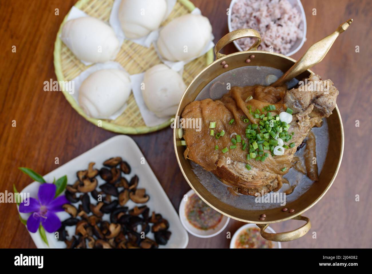 Zuppa di maiale stufata con sugo di carne in stile Yunnan cinese o zuppa di maiale Yunnan stufata con sugo di carne con Mantou, cibo cinese. Foto Stock