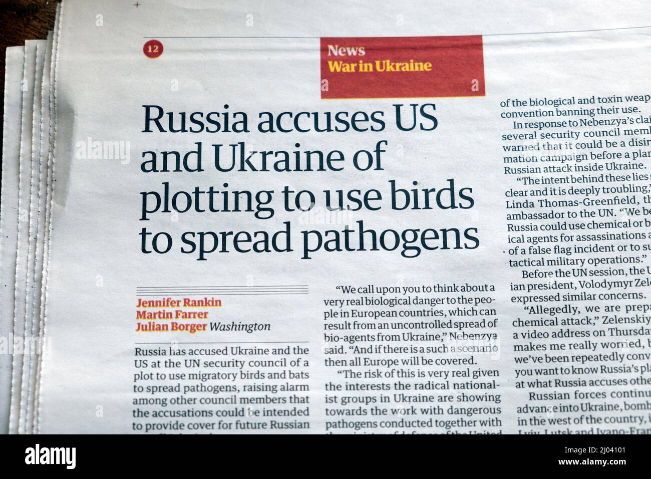 "La Russia accusa Stati Uniti e Ucraina di aver tramato l'uso di uccelli per diffondere agenti patogeni" giornale Guardian titolo Ucraina guerra clipping 11 marzo 2022 Londra UK Foto Stock