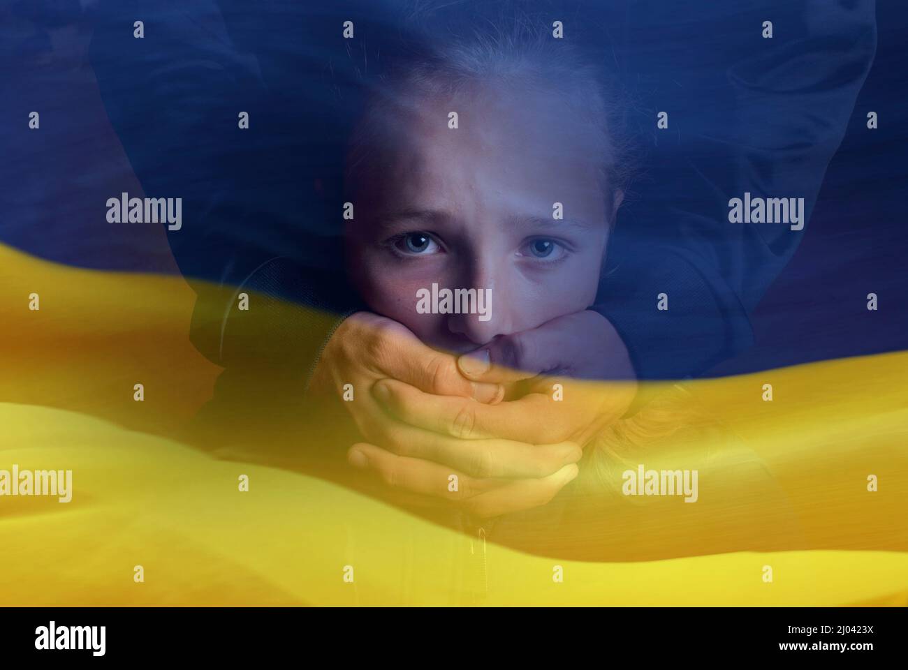 Doppia esposizione di piccola ragazza triste che è silenziata con le mani dell'adulto sopra la bocca e la bandiera Ucraina. Foto Stock