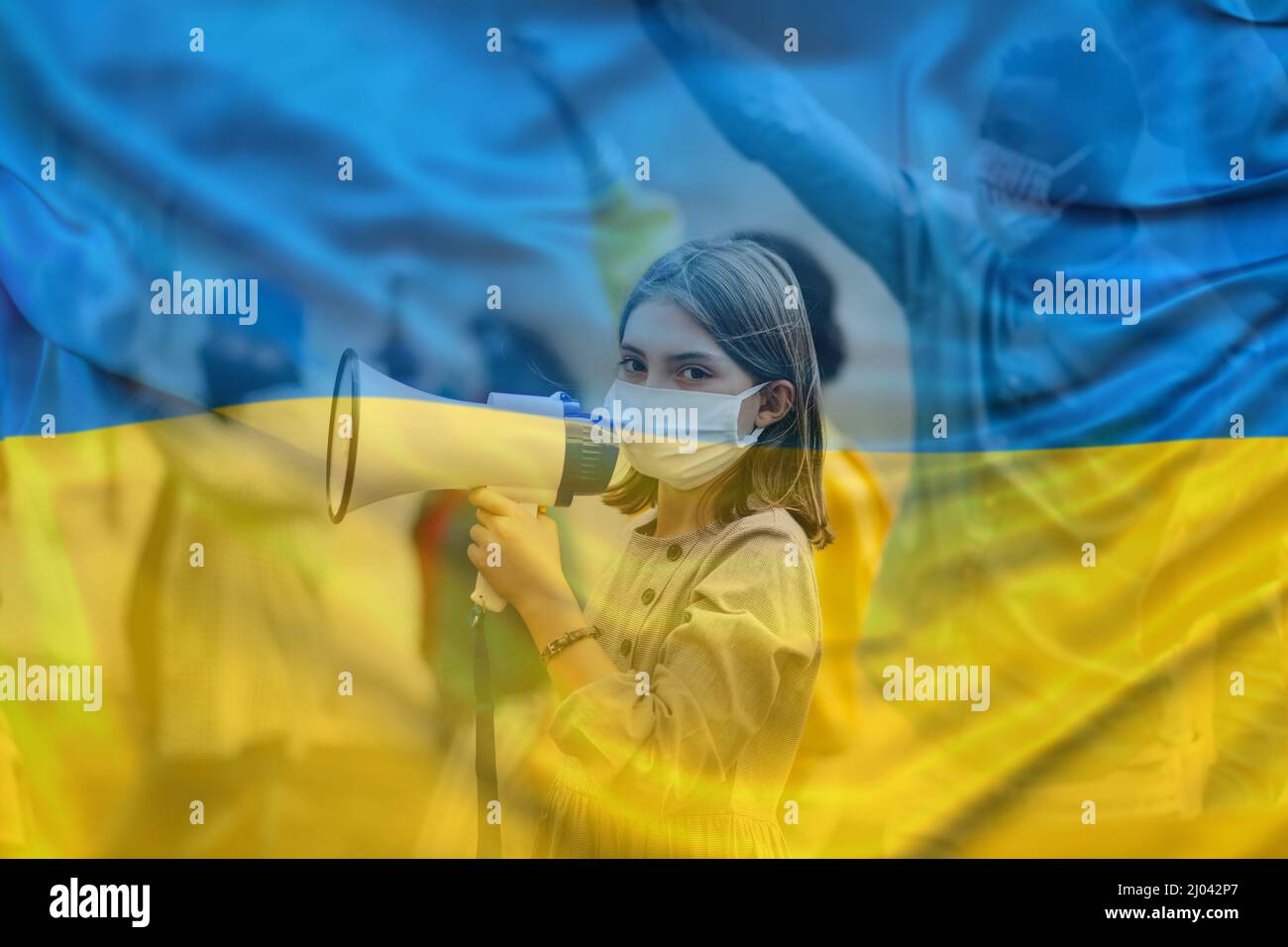 Doppia esposizione di manifestanti che protestano contro la guerra in Ucraina e bandiera Ucraina. Foto Stock