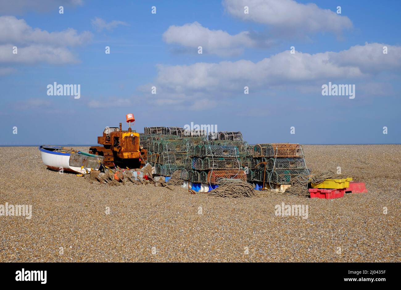 barca da pesca, trattore e vaso di aragosta sulla spiaggia vicino al mare, norfolk nord, inghilterra Foto Stock